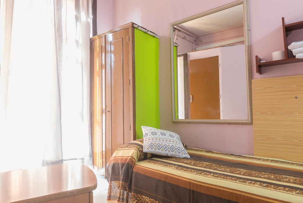 Hostel Turisol Барселона Экстерьер фото